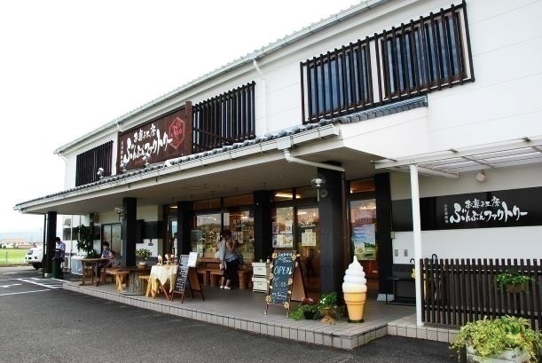 お菓子工房の外観にソフトクリーム