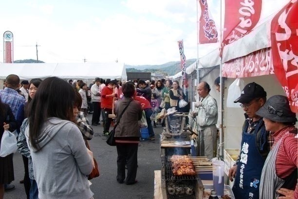 テントが立ち並びたくさんの人でにぎわう味覚祭