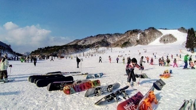 お客でにぎわう恩原高原スキー場