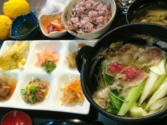 猪肉のミニ鍋とおかずが6種類、ご飯は雑穀米のヘルシーメニュー。