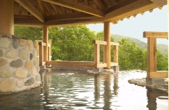 <strong>のとろ温泉　天空の湯</strong><br>
その名が示す通り、岡山県下で最も標高が高い場所にある入浴施設。豊かに湧き出るお湯と、開放感たっぷりの眺望を同時に楽しむことができる露天風呂が何よりの自慢です。