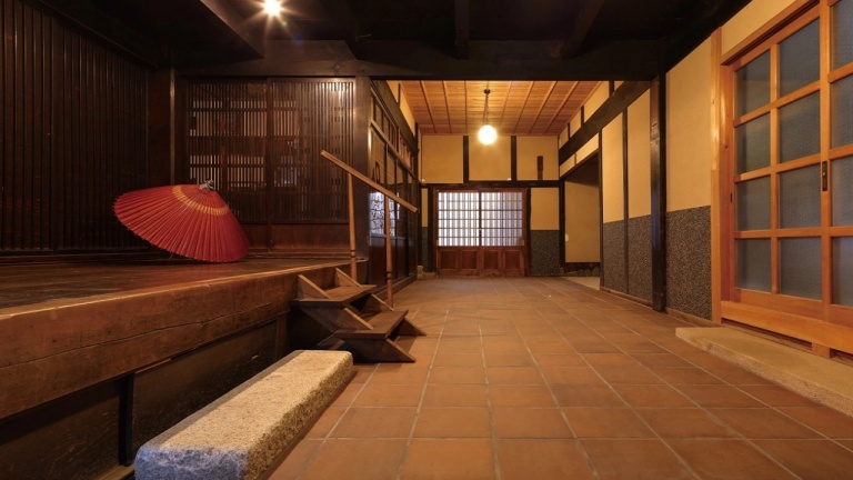 築150年の古民家をリノベーション。
日本の伝統美をもつ心落ち着かせてくれる宿。
穏やかなひとときをお過ごしください。